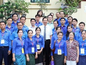 Bí thư Thường trực Ban chấp hành Trung ương Đoàn Thanh niên cộng sản Hồ Chí Minh Phan Văn Mãi với các đại biểu Thanh niên Nhân dân Cách mạng Lào.